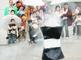 大気圧でドラム缶が潰れる迫力にみんな驚き！